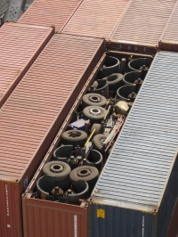platzsparend verpackter LKW